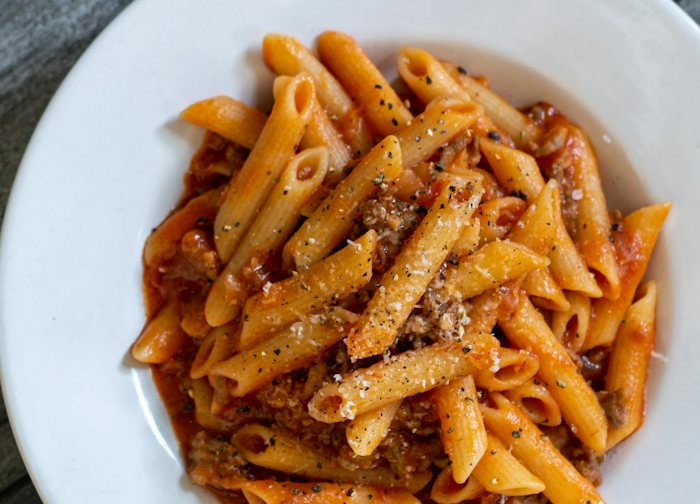 Penne mit Ragù und Parmesan